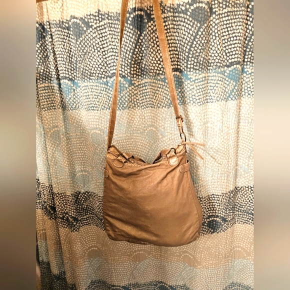 Vegan leather look crossbody tote messenger bag - Picture 5 of 9